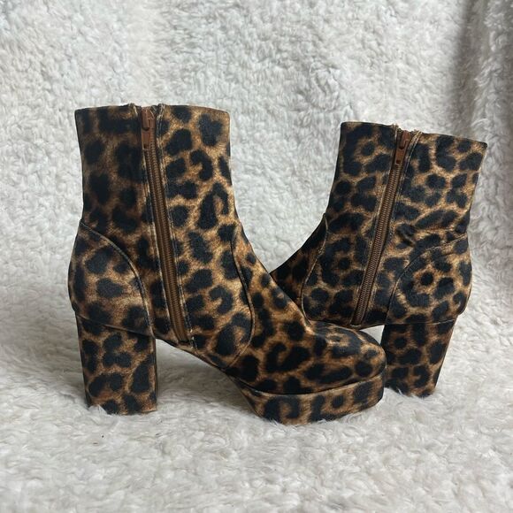 Urban Outfitters OliviaLeopard Print Platform Mid calf Boots block heels SZ9M - Picture 1 of 12